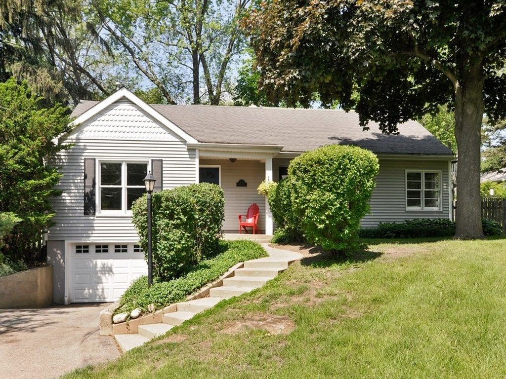 636 Exmoor Avenue, Barrington, IL 60010