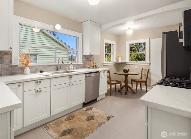6813 17th Avenue NE, Seattle, WA 98115