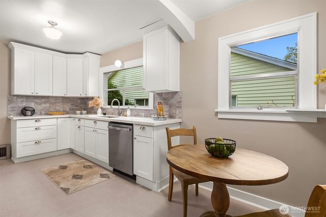 6813 17th Avenue NE, Seattle, WA 98115