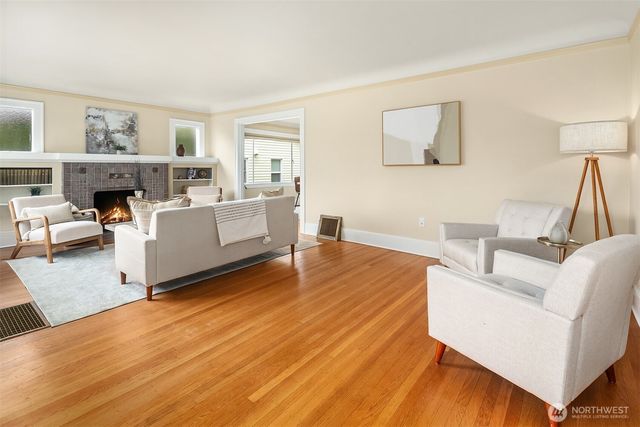6813 17th Avenue NE, Seattle, WA 98115