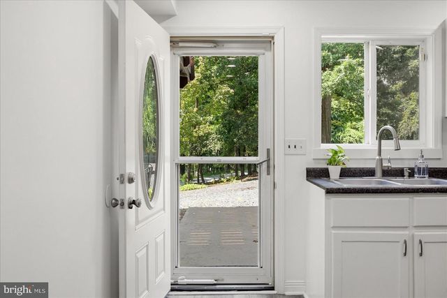 32 PARNASSUS RD, Linden, VA 22642
