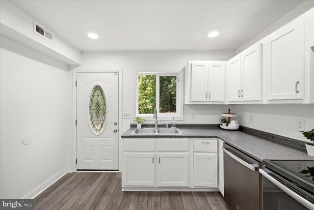 32 PARNASSUS RD, Linden, VA 22642