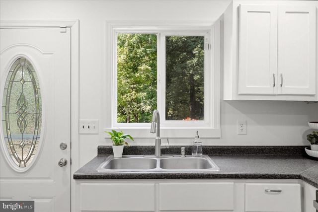 32 PARNASSUS RD, Linden, VA 22642
