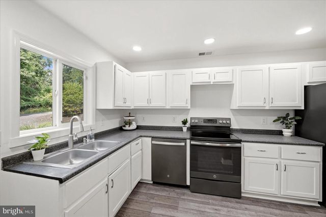 32 PARNASSUS RD, Linden, VA 22642