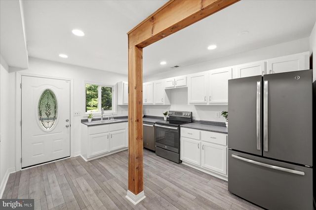 32 PARNASSUS RD, Linden, VA 22642