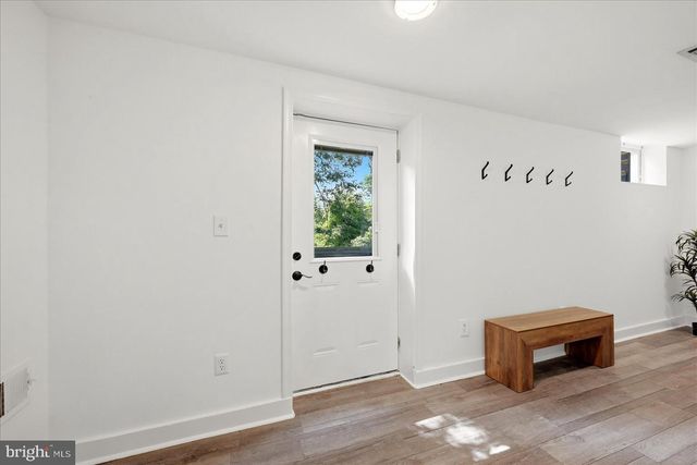 32 PARNASSUS RD, Linden, VA 22642