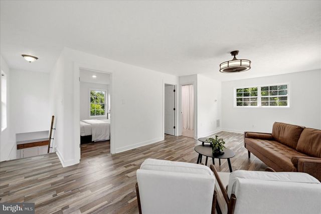 32 PARNASSUS RD, Linden, VA 22642