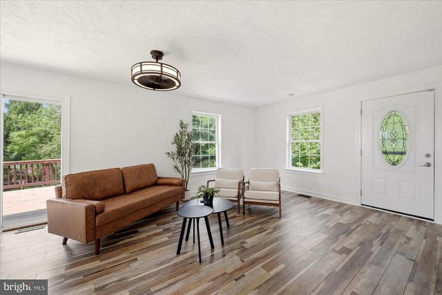 32 PARNASSUS RD, Linden, VA 22642