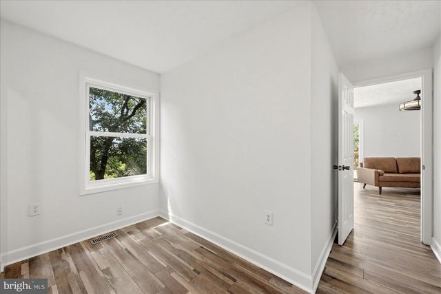 32 PARNASSUS RD, Linden, VA 22642
