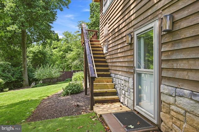 32 PARNASSUS RD, Linden, VA 22642