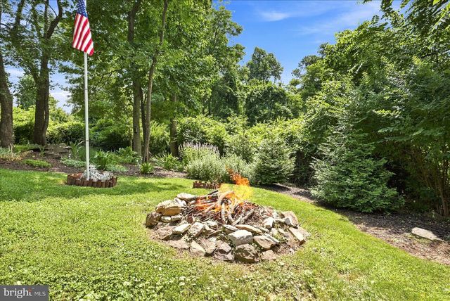 32 PARNASSUS RD, Linden, VA 22642