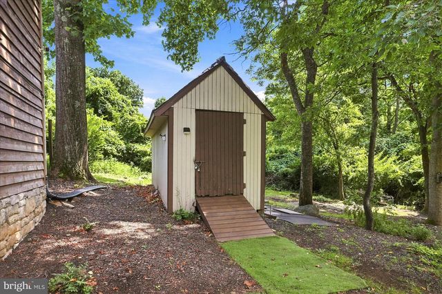 32 PARNASSUS RD, Linden, VA 22642