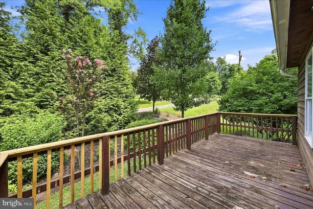 32 PARNASSUS RD, Linden, VA 22642
