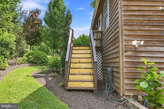 32 PARNASSUS RD, Linden, VA 22642