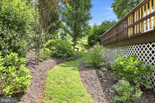 32 PARNASSUS RD, Linden, VA 22642