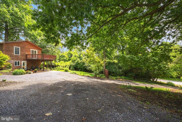 32 PARNASSUS RD, Linden, VA 22642