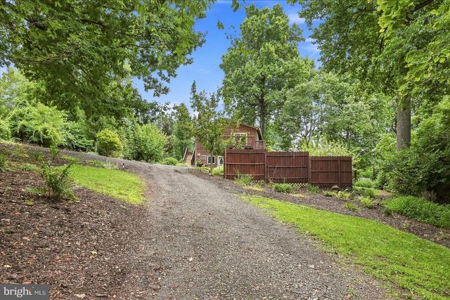 32 PARNASSUS RD, Linden, VA 22642