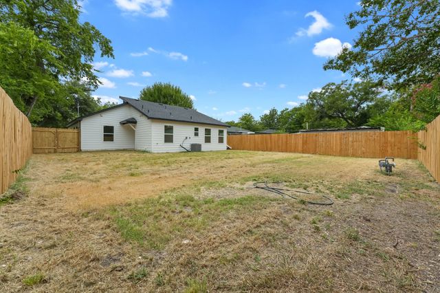 818 Chickasaw Trace, Grand Prairie, TX 75051