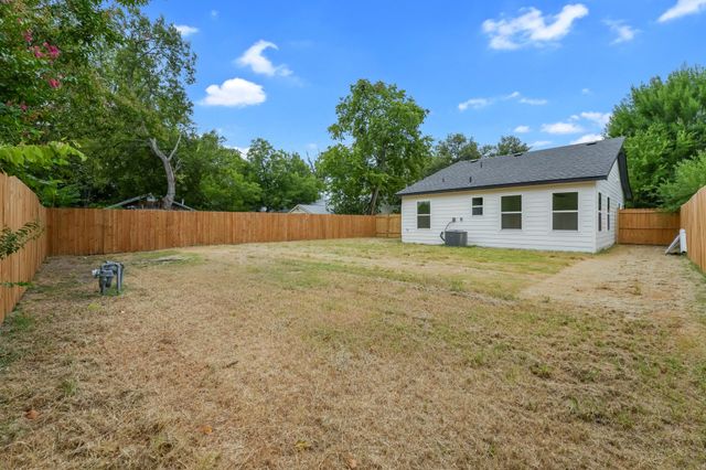 818 Chickasaw Trace, Grand Prairie, TX 75051