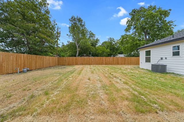 818 Chickasaw Trace, Grand Prairie, TX 75051