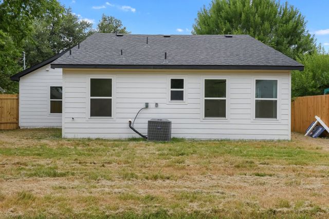 818 Chickasaw Trace, Grand Prairie, TX 75051