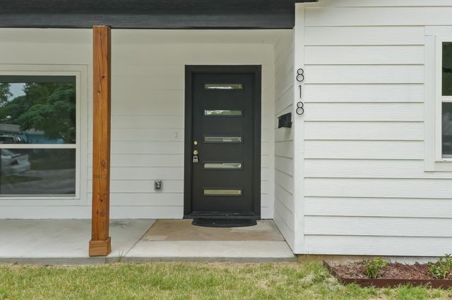 818 Chickasaw Trace, Grand Prairie, TX 75051