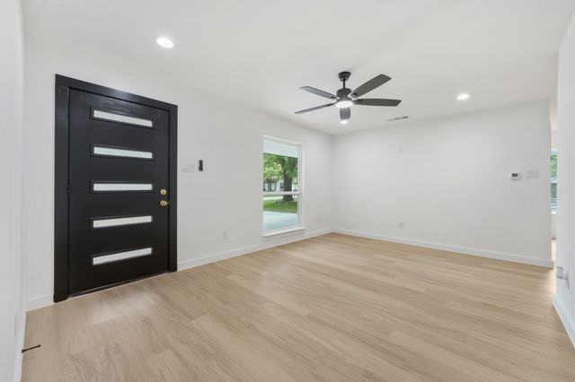 818 Chickasaw Trace, Grand Prairie, TX 75051