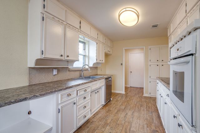 6512 Arthur Drive, Edgecliff Village, TX 76134