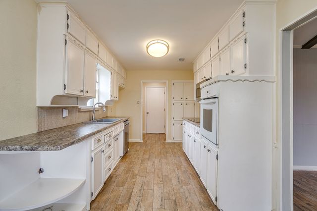 6512 Arthur Drive, Edgecliff Village, TX 76134