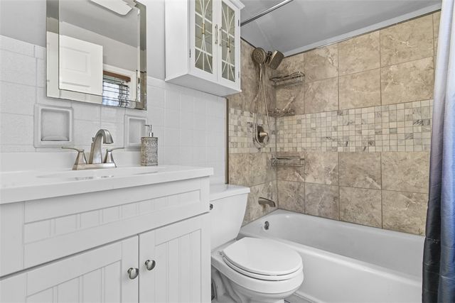 3300 Crestview Dr, Bethel Park, PA 15102