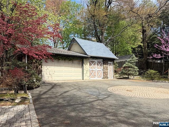 260 Glen Avenue, Midland Park, NJ 07432