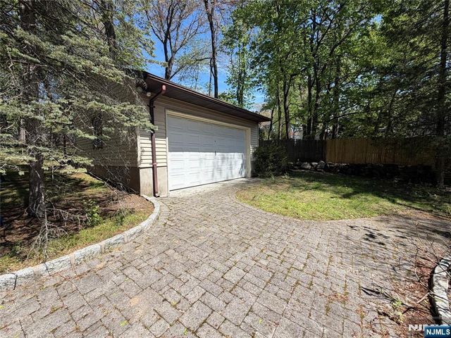 260 Glen Avenue, Midland Park, NJ 07432