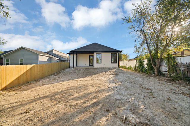 1023 E Allen Avenue, Fort Worth, TX 76104