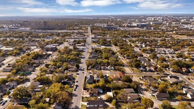 1023 E Allen Avenue, Fort Worth, TX 76104