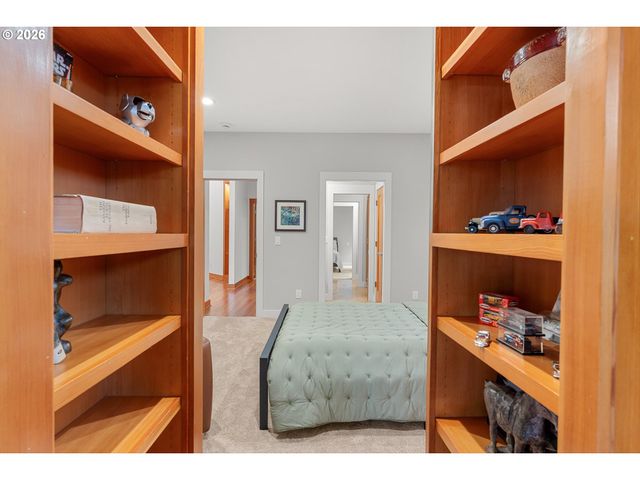 9362 Se PENNINGTON Ct, Happy Valley, OR 97086