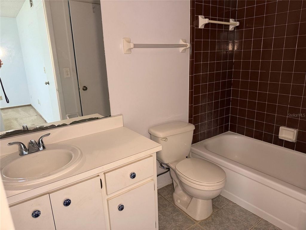 Image 10 of property listing at 112 LACOSTA LANE 116, Daytona Beach, FL 32114