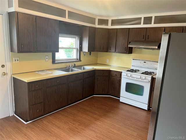 8 Gables Road, Hicksville, NY 11801