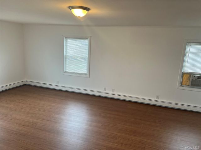 8 Gables Road, Hicksville, NY 11801