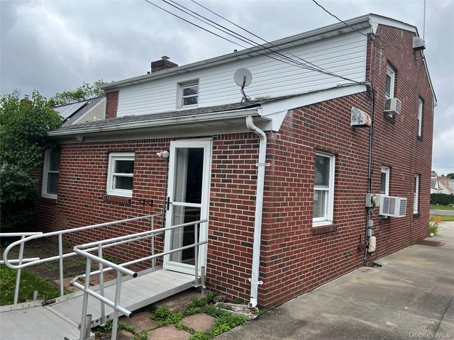 8 Gables Road, Hicksville, NY 11801