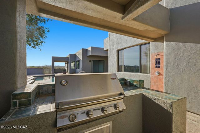 648 E Canyon Rock Road, Green Valley, AZ 85614