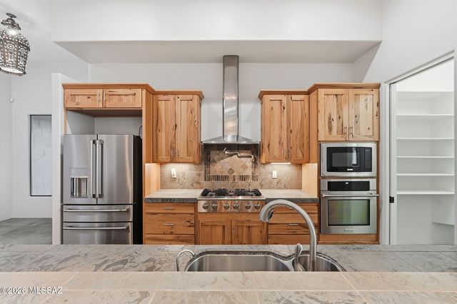 648 E Canyon Rock Road, Green Valley, AZ 85614