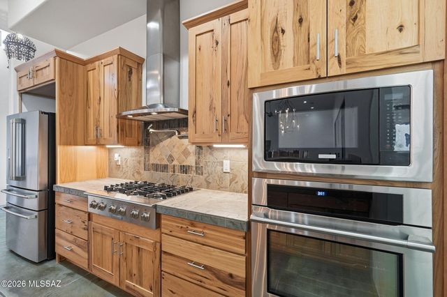 648 E Canyon Rock Road, Green Valley, AZ 85614