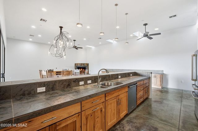 648 E Canyon Rock Road, Green Valley, AZ 85614