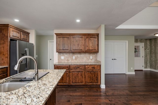 1261 S Erika Avenue, Springfield, MO 65802