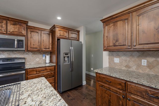 1261 S Erika Avenue, Springfield, MO 65802