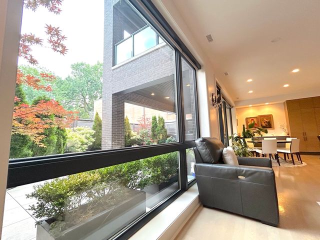 1110 W Schubert Avenue 201, Chicago, IL 60614