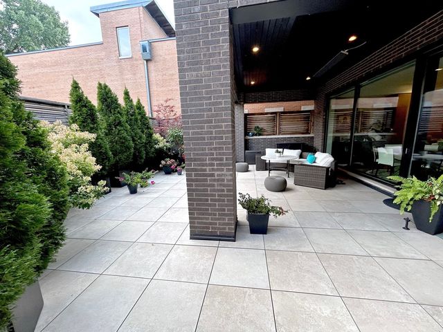 1110 W Schubert Avenue 201, Chicago, IL 60614