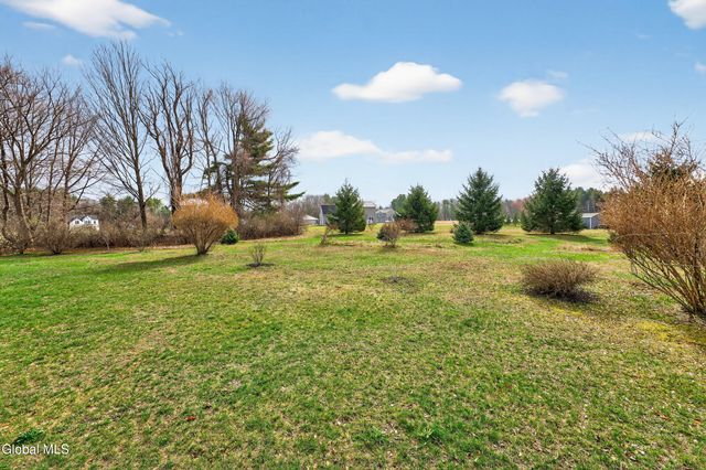 16 Woodland Drive, Schodack, NY 12033