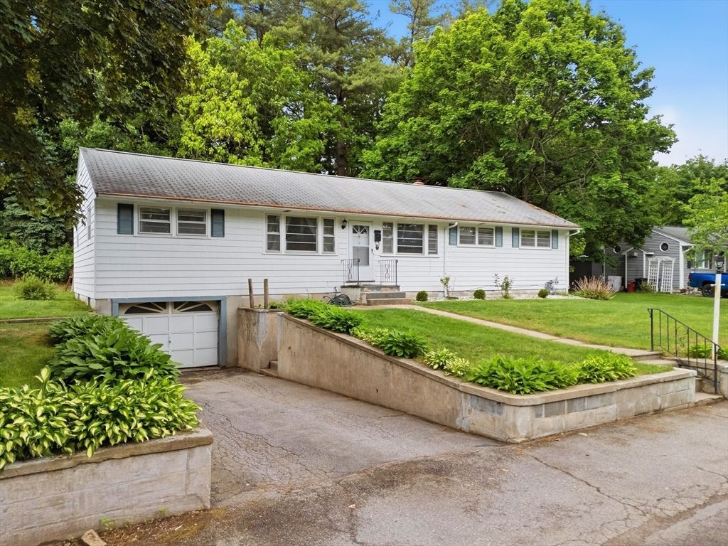11 Mcfarlin Rd, Chelmsford, MA 01824
