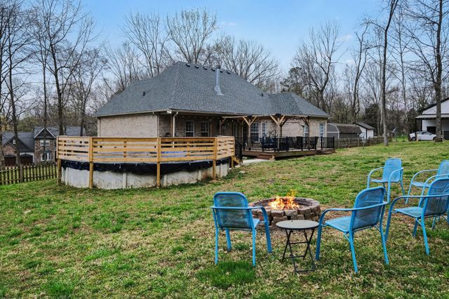 1213 Lake Marie Rd, Gallatin, TN 37066